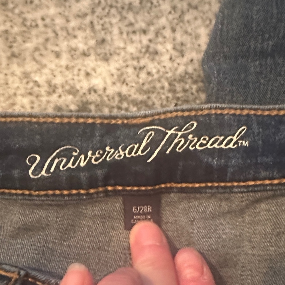 Mid Rise Skinny- Ankle Fray- size 6/28 - Picture 2 of 7